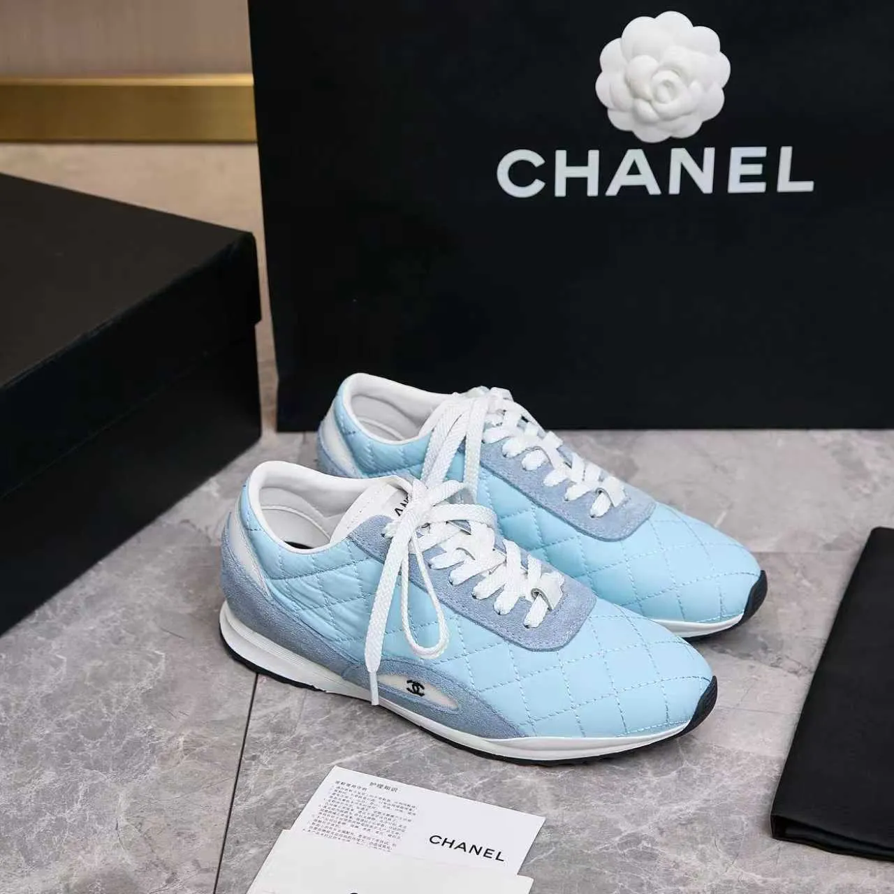 p560 Chanel Chanel - 2025 counter top casual sports shoes This classic design; the upper is electro-embroidered with a variety of techniques; the outsole is fashionable and sporty; the extraordinary inclusion of a variety of color matching elements... The diversified mix and match is very good-looking and versatile, casual, fashionable, sports and outdoor can be taken into account... ꫛꫀꪝ Go➫ Material: ❶Upper made of: original imported high silk cowhide suede ❷Inner use: Original imported breathable mesh ❸ Outsole based on: Original TPU combination outsole Counter boutique packaging complete set Female 35–41 Male 38-46